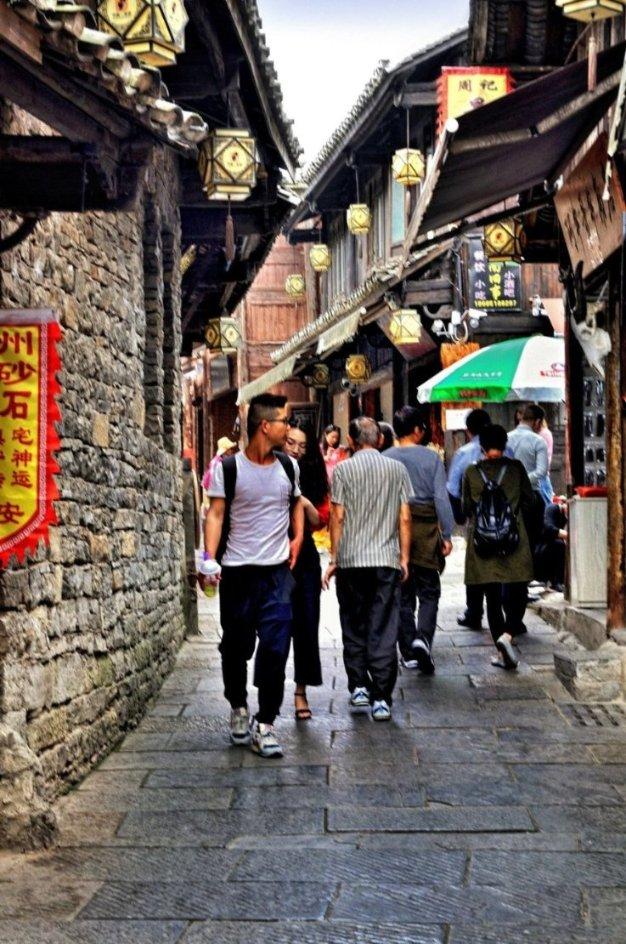 从卖妻赌钱的无赖,到权倾朝野的九千岁,魏忠贤这一刀挨得值吗?